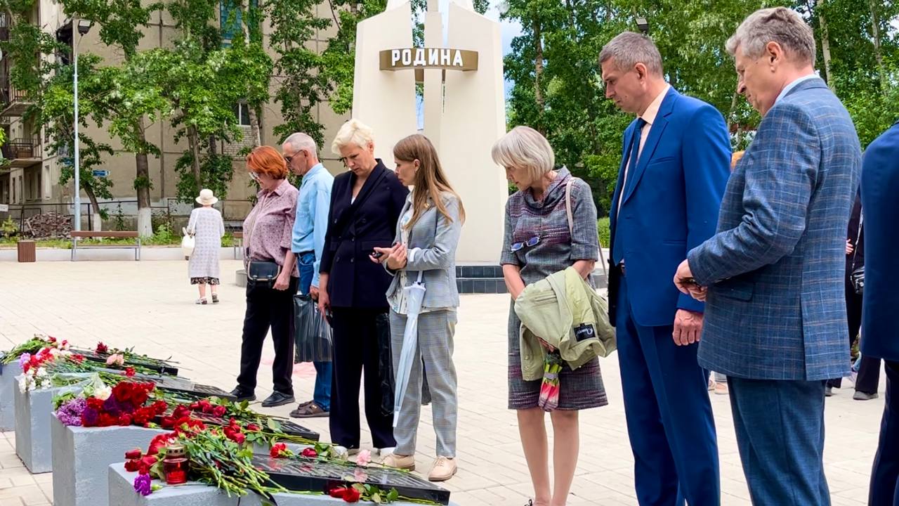 В День России на площади Героев открыли мемориальные плиты воинской славы —  Администрация городского поселения «Город Краснокаменск»